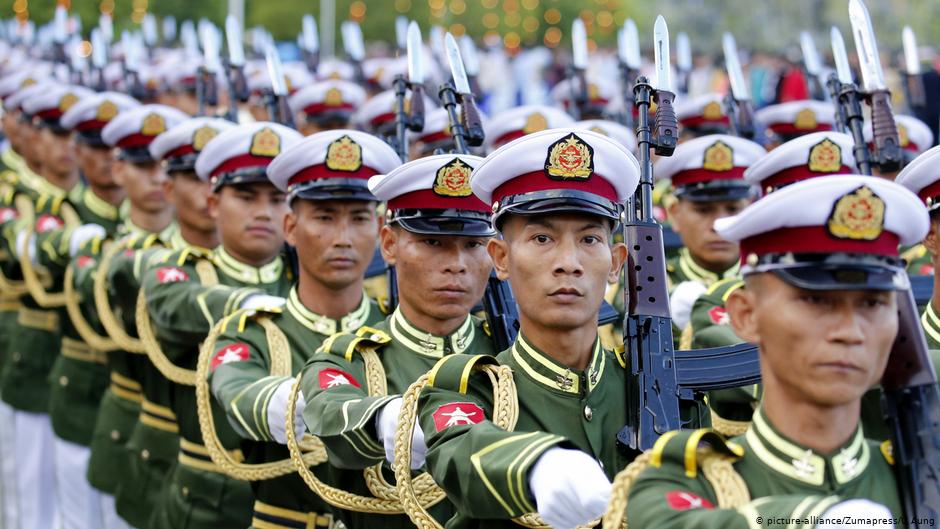 Ehrenformation der Streitkräfte Myanmars bei einer Militärparade zum Unabhängigkeitstag des Landes; Foto: picture-alliance/Zumapress