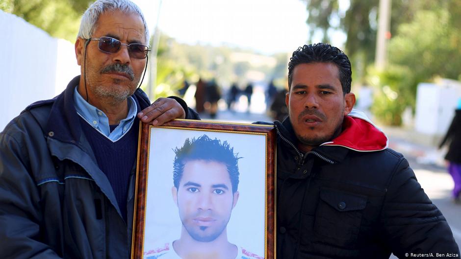 Othman Yahyaoui (l.) hält am 21.01.2016 in Kasserine ein Bild seines Sohnes, der sich das Leben genommen hatte; Foto: Reuters/A. Ben Aziza 