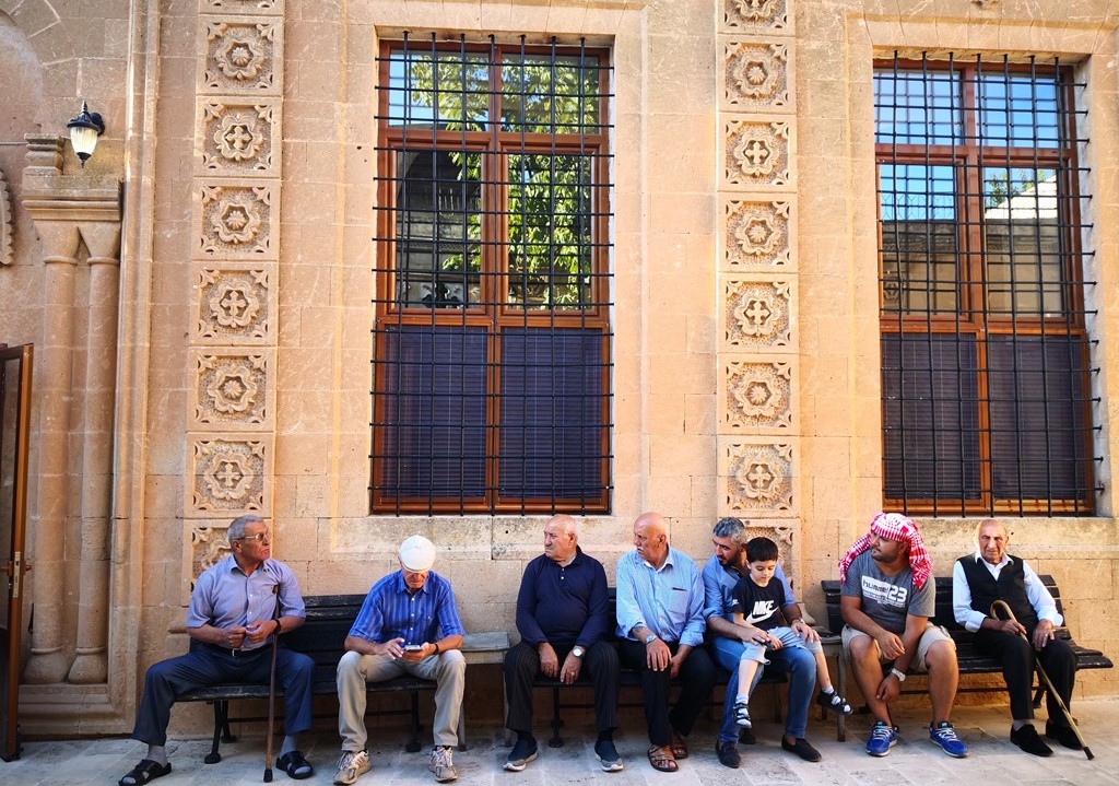 أناس أمام كنيسة مور بارسارمو في منطقة مديات - تركيا.  Foto: Marian Brehmer