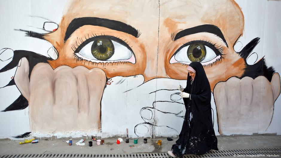 Graffiti opposing centralised government from Baghdad on a street in Najaf (photo: Getty Images/AFP)