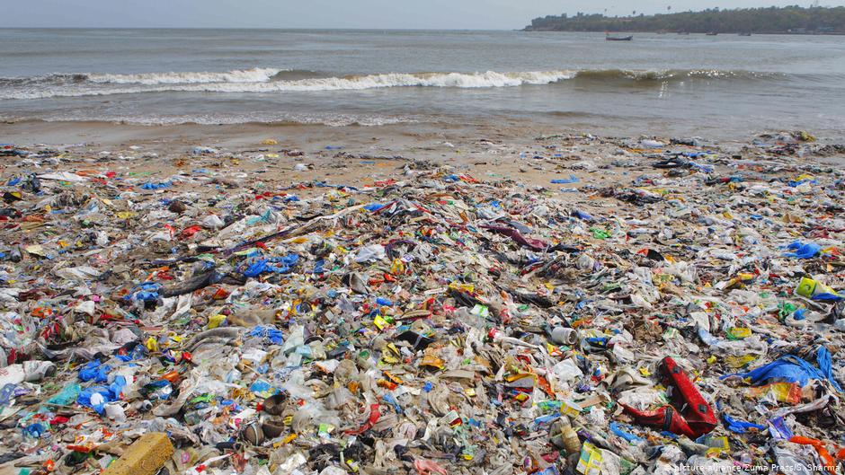 Plastikmüll am Strand von Mumbai; Foto: picture-alliance/Zuma Press/S. Sharma