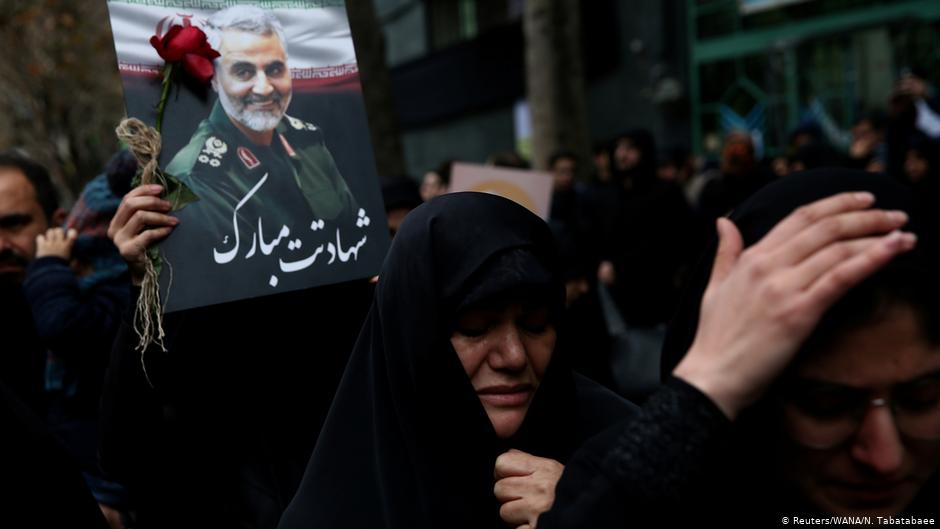 مئات الآلاف (طهران / إيران) في مسيرة حزن على مقتل الجنرال قاسم سليماني.  Foto: Reuters/WANA/N. Tabatabaee