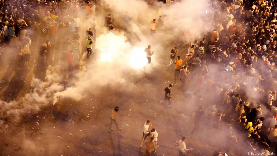 شرطة مكافحة الشغب تطلق الغاز المسيل للدموع لتفريق المتظاهرين خلال احتجاج ضد الحكومة بسبب الأزمة الاقتصادية، بالقرب من مقر الحكومة في بيروت، لبنان، 18 أكتوبر / تشرين الأول 2019.  (photo: Reuters/M. Azakir)