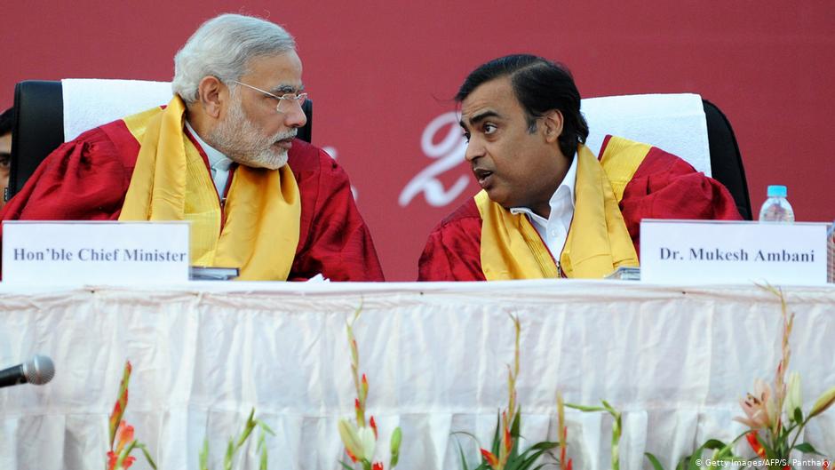 Indiens Premier Narendra Modi und der Medientycoon Mukesh Ambani; Foto: Getty Images/AFP/S. Panthaky