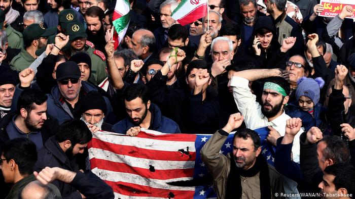 متظاهرون في إيران يحتجون على اغتيال الجنرال قاسم سليماني. (photo: Reuters/WANA/N. Tabatabaee)