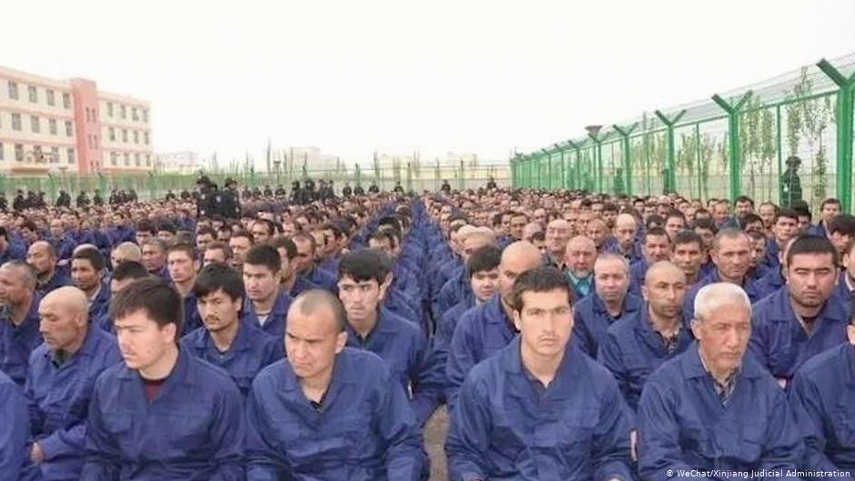 معسكر للحكومة الصينية تقول إنها لإعادة "التأهيل والتعليم والتربية" في مقاطعة شينجيانغ وتنتقدها المنظمات الحقوقية. Foto: Xinjiang Judical Administration