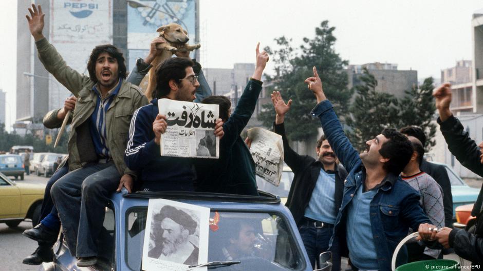 Demonstrators celebrate the departure of the Shah from Iran (photo: picture-alliance/dpa)