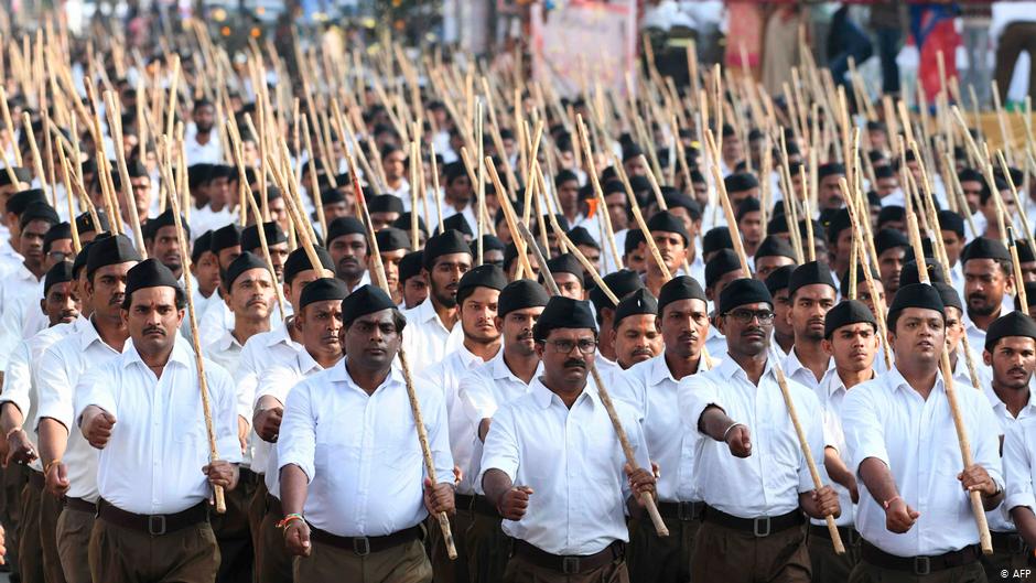 أعضاء من "منظمة التطوع الوطنية الهندية RSS" المرتبطة بحزب بهاراتيا جاناتا في مسيرة داعمة لتعديل قانون المواطنة الهندي الذي يمنح الجنسية لأفراد أقليات مضطهدة في الدول المجاورة، لكنه يستبعد المسلمين. 25 / 12 / 2019.  (photo: STR/AFP)