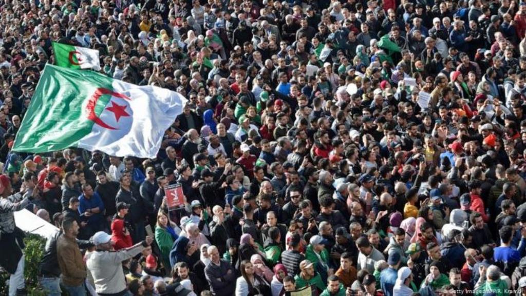 احتجاجات مناهضة للحكومة في عاصمة الجزائر - 01 / 12 / 2019. Foto: AFP/Getty Images/Ryad Kramdi