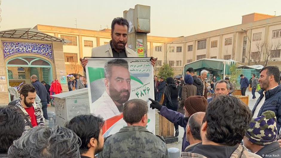 Parliamentary candidate Mohammed Rostami on the campaign trail, poster in hand (photo: Anja Koch)