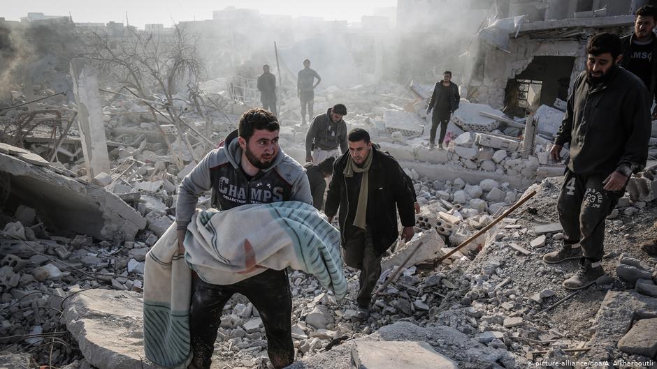 مدنيون بعد غارة جوية لنظام الأسد في محافظة إدلب السورية.