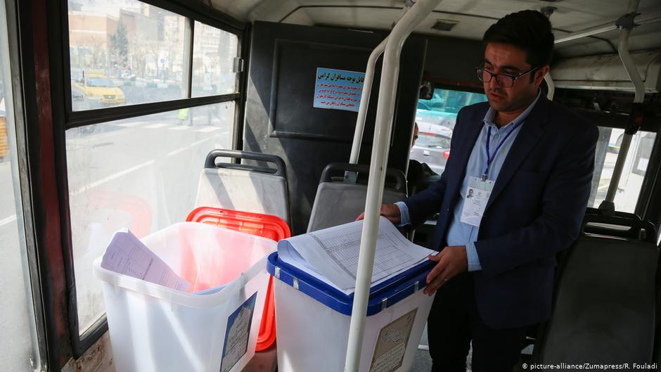 Transport von Wahlurnen in Teheran; Foto: picture-alliance/Zumapress