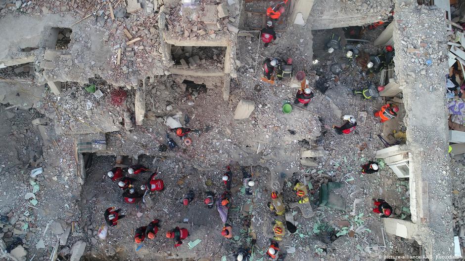 أعمال إنقاذ بعد زلزال بمنطقة إيلازيغ في تركيا - في تاريخ 24 يناير / كانون الأول 2020. Foto: picture-alliance/AA.