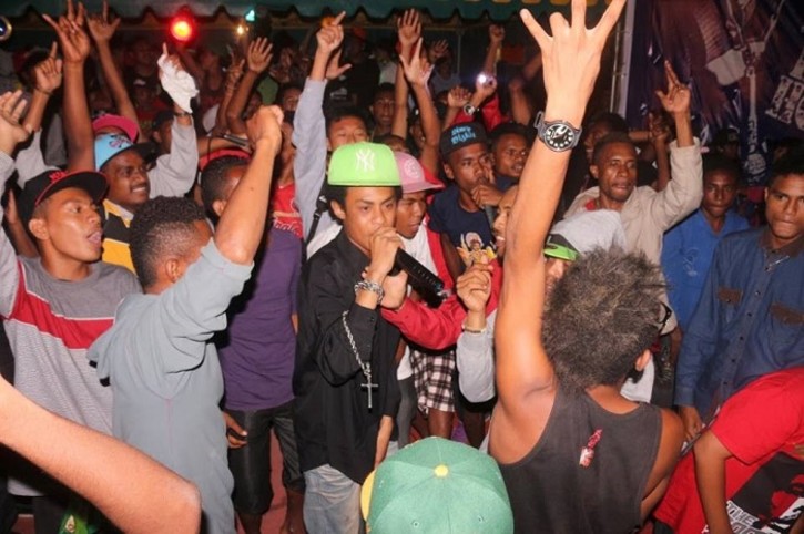 Männliches Publikum auf einem Hip-Hop-Konzert in West-Papua; Foto: Diana Prakasi/Inside Indonesia