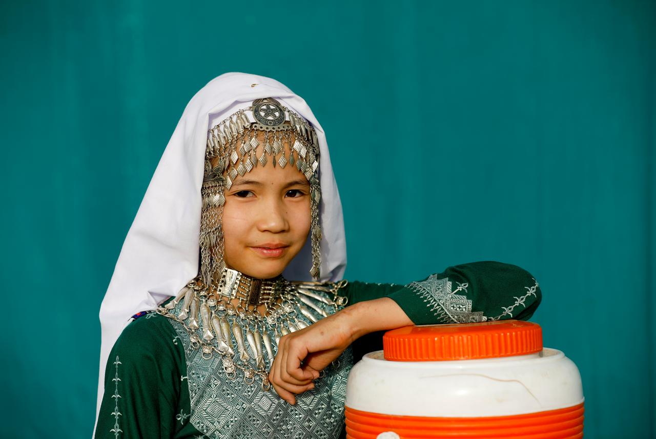 Hazara-Mädchen im traditionellen Kostüm am Hazara-Kulturtag im pakistanischen Qayum-Papa-Stadion von Mari Abad; Foto: Reuters/Akthar Soomro