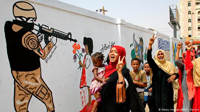 Women celebrate the power-sharing deal between military leaders and representatives of the transitional council (photo: AFP/Getty Images)