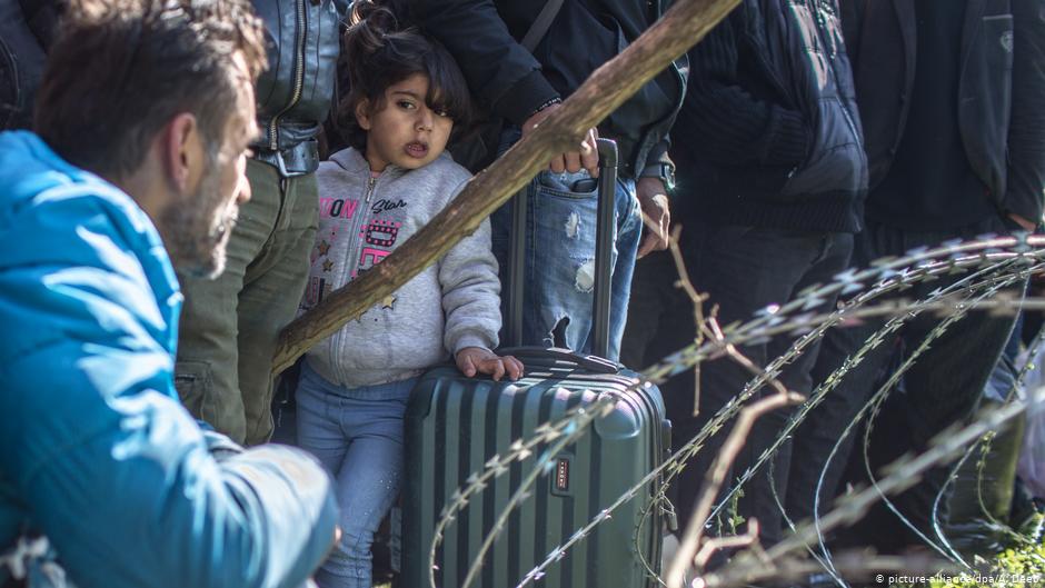 يوجد أيضا العديد من الأطفال بين اللاجئين على الحدود التركية اليونانية. Foto: dpa/picture-alliance