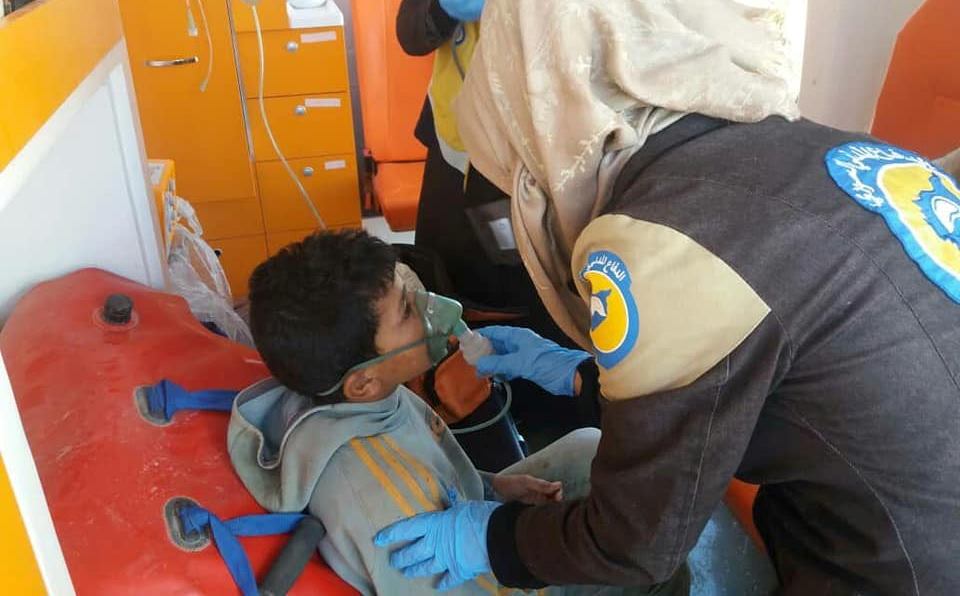 عضوة في الخوذات البيضاء تساعد طبياً أحد الأطفال - سوريا. (photo: Syria Civil Defence)