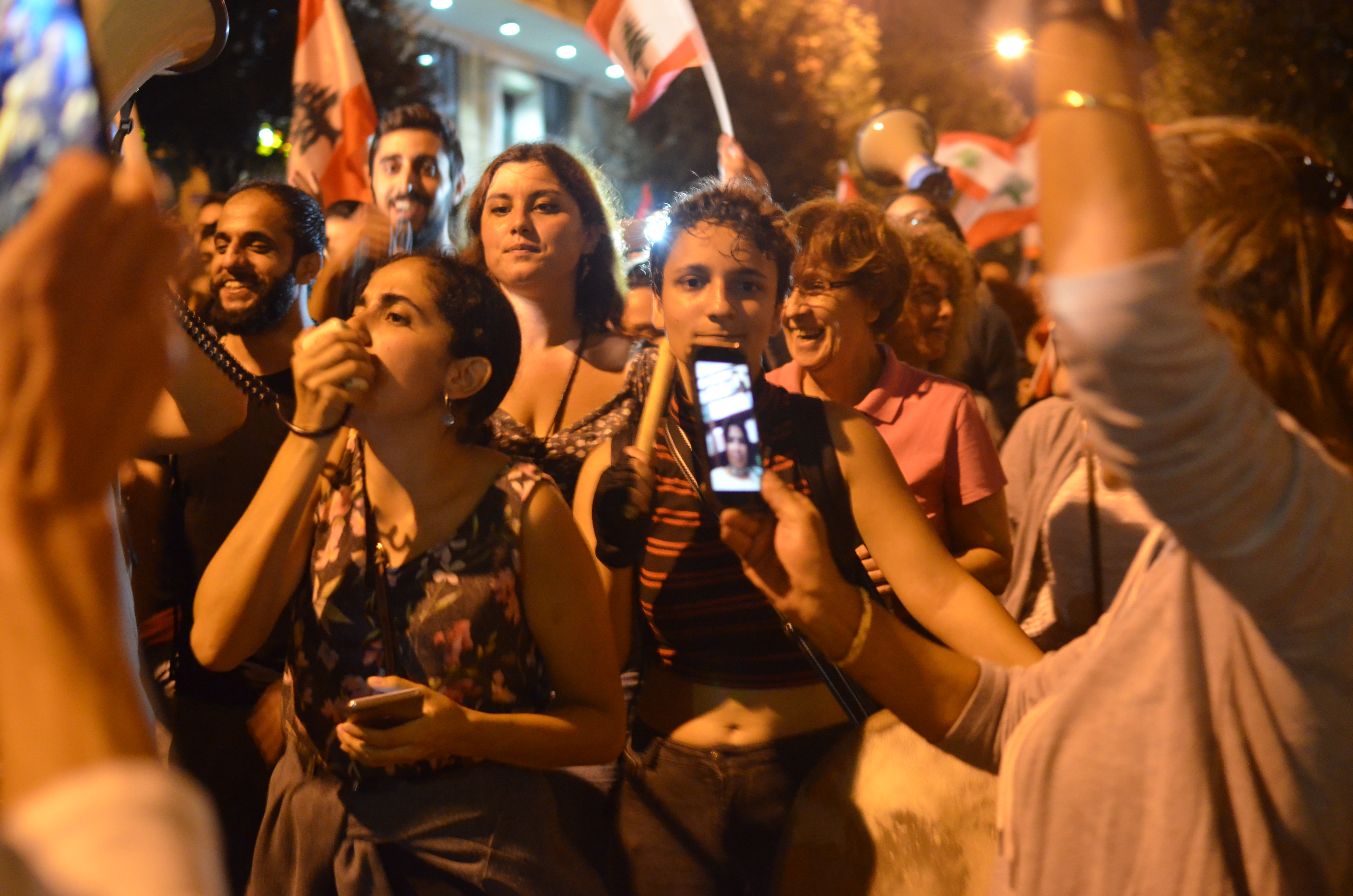 Die Frauenrechtsaktivistin Roula Seghaier (l.v.m.) bei einer Demonstration in Beirut; Foto: Julia Neumann