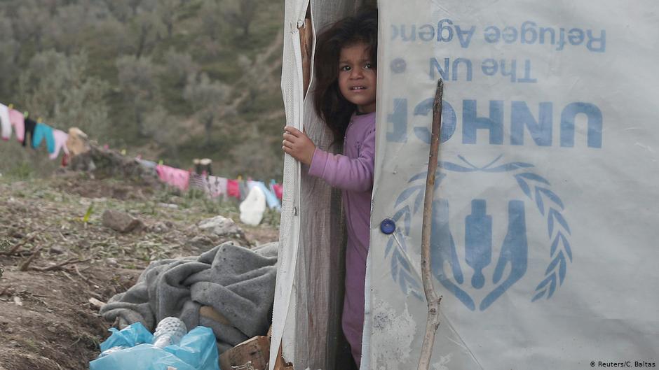 طفلة لاجئة في مخيم موريا، أكبر مخيم في جزيرة ليسبوس اليونانية.