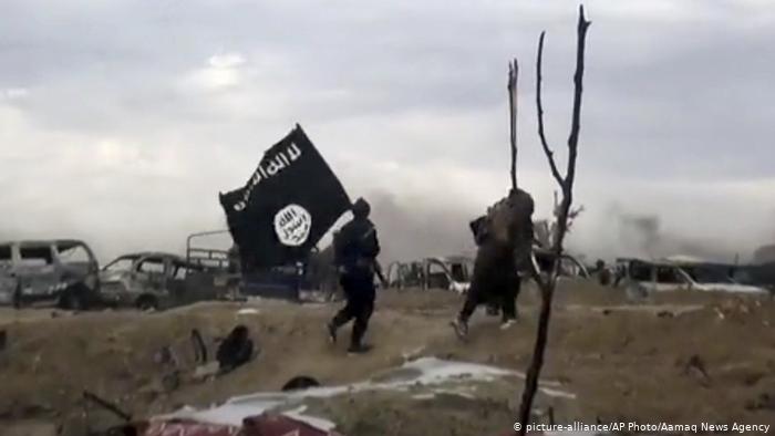 Kämpfer der IS-Terrormiliz; Foto: picture-alliance/AP Photo/Aamaq News Agency