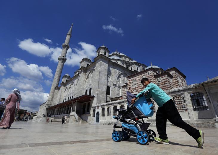 Syrischer Junge schiebt Kinderwagen in der Nähe der Fatih-Moschee in Istanbul; Foto: picture alliance/AP Photo/Lefteris Pitarakis
