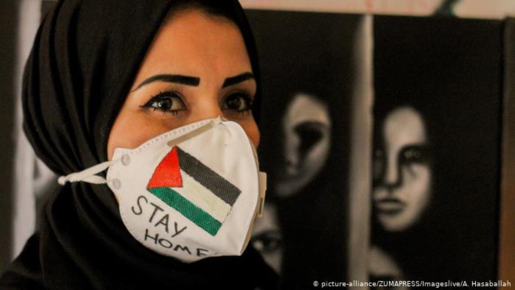 (picture-alliance/Zumapress/Imageslive/A.Hasaballah) صورة رمزية لسيدة في قطاع غزة تستعد لمواجهة فيروس كورونا 