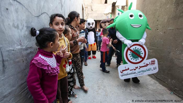 Palestinian clowns dressed as animals, cartoon characters, and the coronavirus visit children’s homes (photo: picture-alliance/ZUMAPRESS/M. Ajjour)