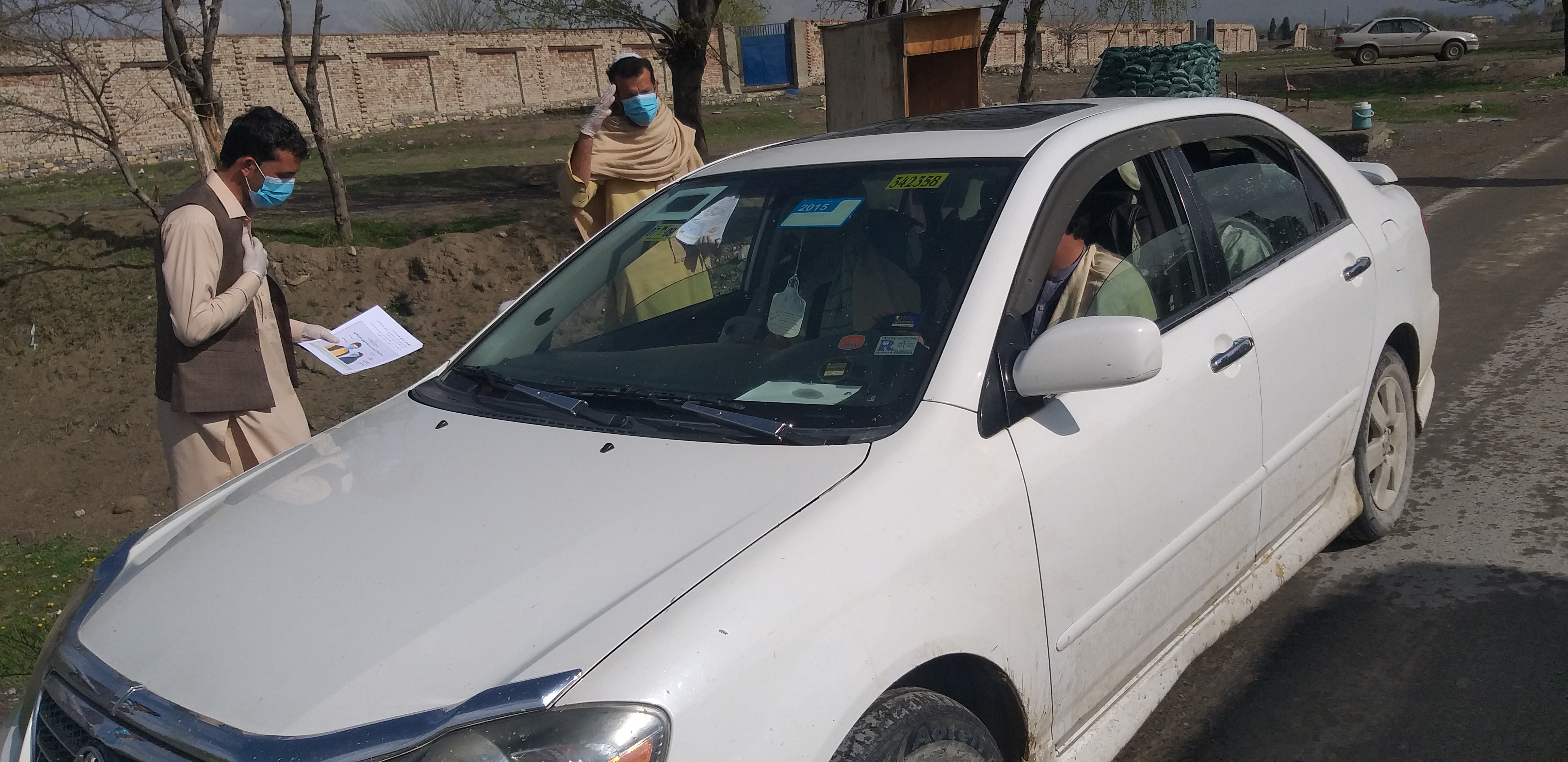 Activists in Khost hand out information leaflets about COVID-19 to passing drivers (photo: Mohammad Zaman)