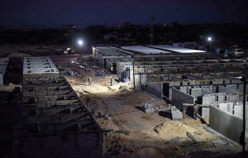 Construction of a field quarantine hospital, intended to isolate those suspected to be infected with COVID-19 on their return to Gaza, 23.03.2020 (photo: ICRC/Abed Zagout)