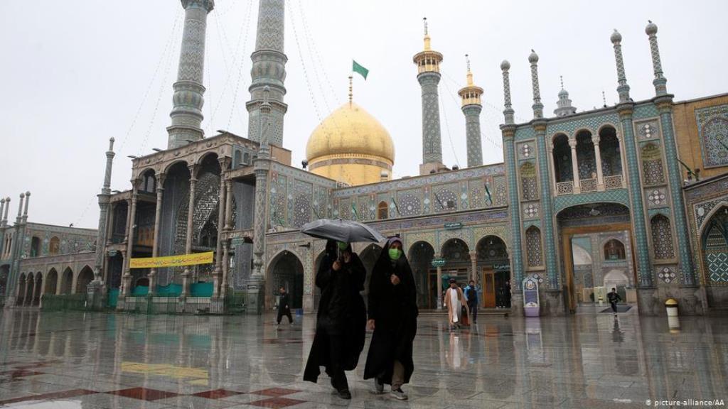 إيرانيات وإيرانيون مُرْتَدُون كمامات واقية في مدينة قُمّ الشيعية المقدسة. Foto: picture-alliance/AA 