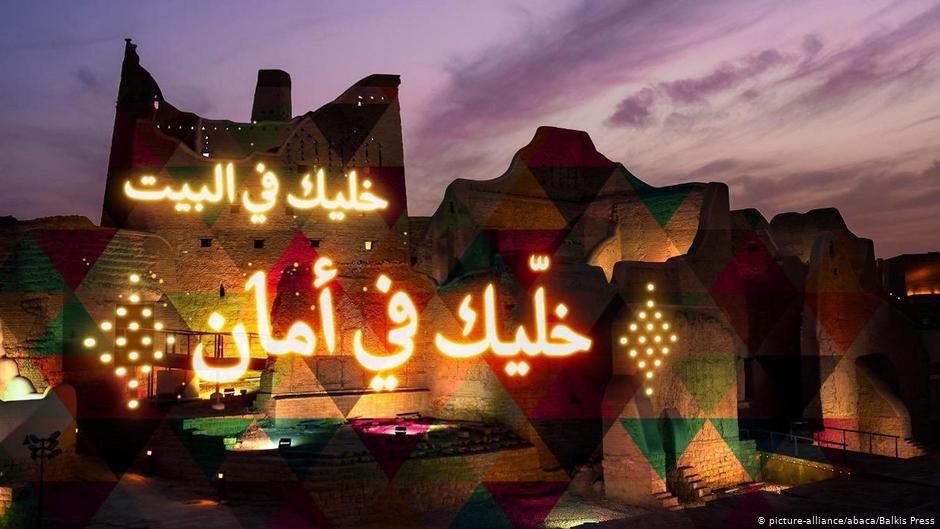 Message asking Saudis to stay home and thanking the leadership and King Salman, and Crown Prince Mohammed bin Salman, being shown on the ancient Salwa Palace, during lockdown to fight COVID-19, in Diriy, Saudi Arabia (photo: picture-alliance/abaca/Balkis Press)
