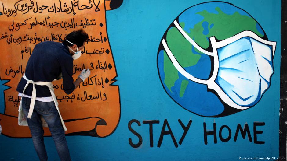 رسم جداري في غزة يطلب من الناس البقاء في المنازل في ظل جائحة كورونا.  Foto: picture-alliance/dpa/M.Ajjour
