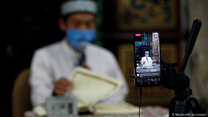 Ramadan in Indonesia - digital prayers (photo: Reuters/W. Kurniawan)