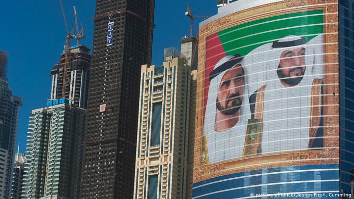 Porträts vom Herrscher Dubais, Muhammad bin Raschid al-Maktum (l.) und Scheich Khalifa bin Zayid Al Nahyan, Emir von Abu Dhabi und Staatspräsident der VAE (r.); Foto: picture-alliance