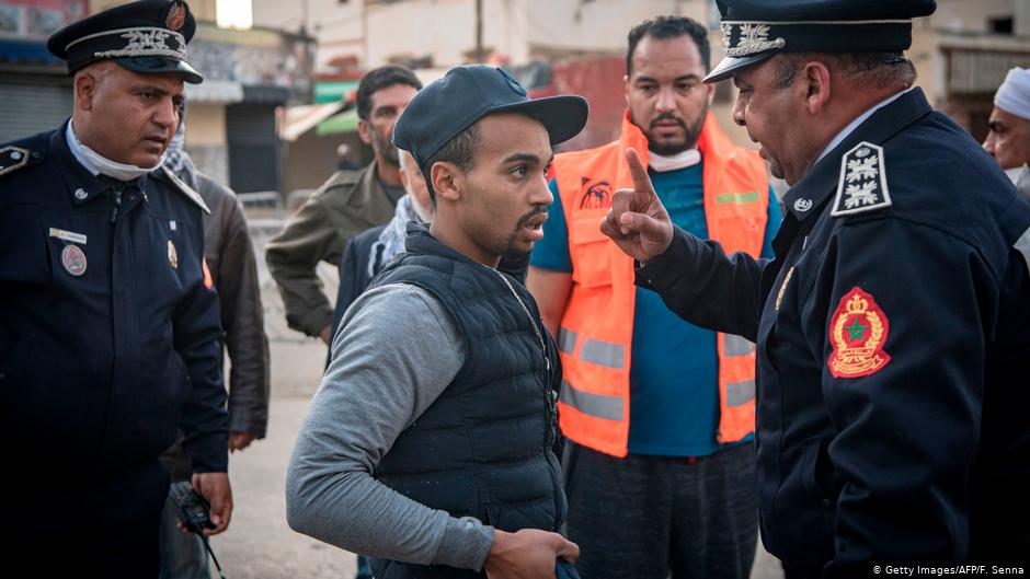 Marokkanischer Polizist in Rabat fordert wegen Corona-Krise Einwohner der Hauptstadt am 27. März 2020 zur Rückkehr nach Hause auf; Foto: Getty Images/AFP 
