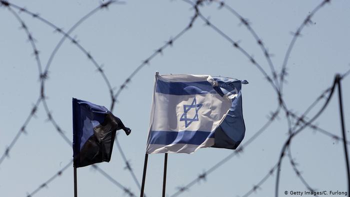 Israeli flag at the border fence (photo: Getty Images/C. Furlong)