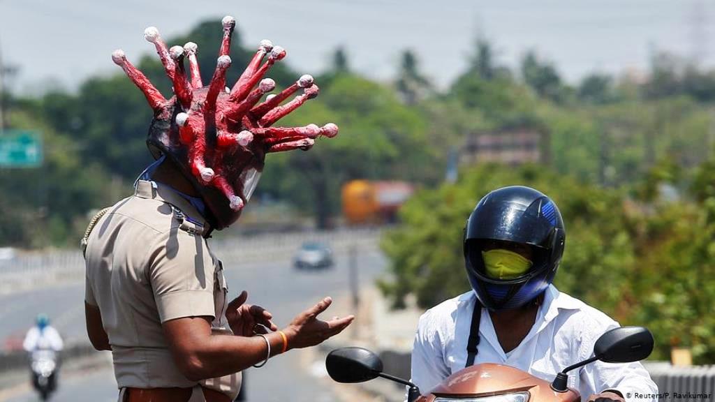 شرطي هندي يحذر من فيروس كورونا. 
