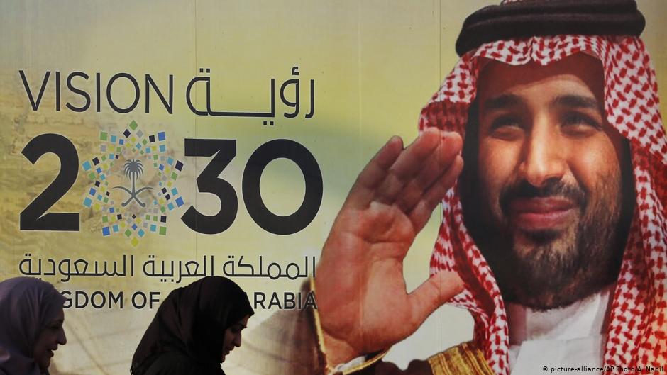 Plakat stellt Projekt "Vision 2030" mit dem Konterfei des saudischen Kronprinzen Mohammed bin Salman in der Stadt Dschidda vor; Foto: picture alliance/AP