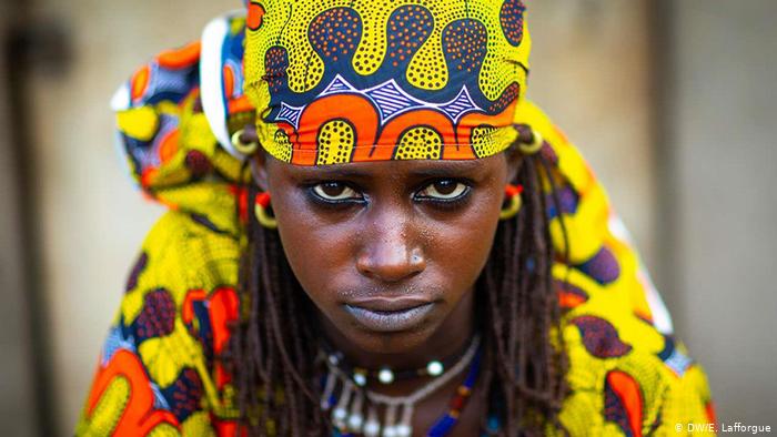 A Peul woman from Ivory Coast in traditional dress (photo: DW/E. Lafforgue)
