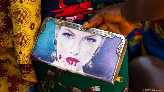 A purse sold at a market in Ivory Coast depicting a woman with fair skin (photo: DW/E. Lafforgue)