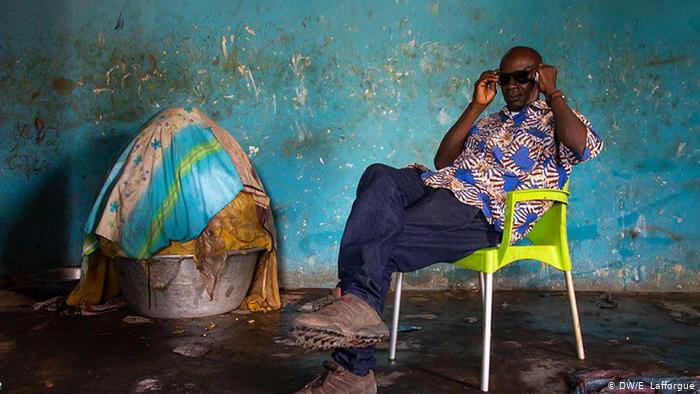 An Ivorian man waits to buy karite or shea butter in the Savanes district (photo: DW/E. Lafforgue)