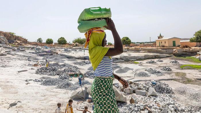 An Ivorian woman working in a mine quarry (photo: DW/E. Lafforgue)