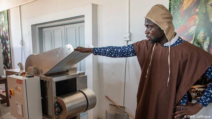 A man working at a chocolate factory in Ivory Coast (photo: DW/E. Lafforgue)