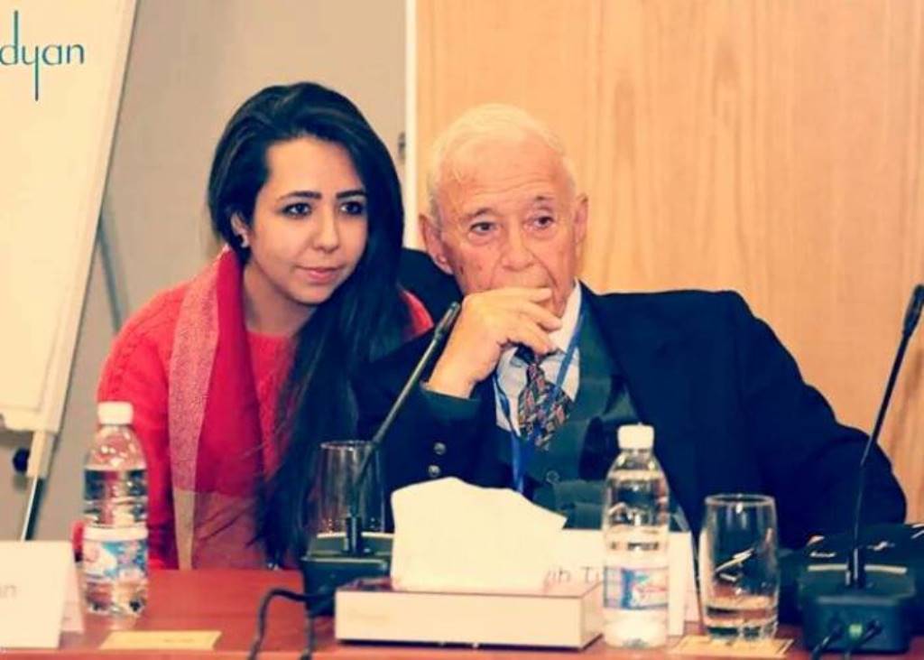 المفكر الراحل طيب تزيني أحد أشهر المفكرين السوريين والعرب المعاصرين مع كاتبة المقال ابنته منار.