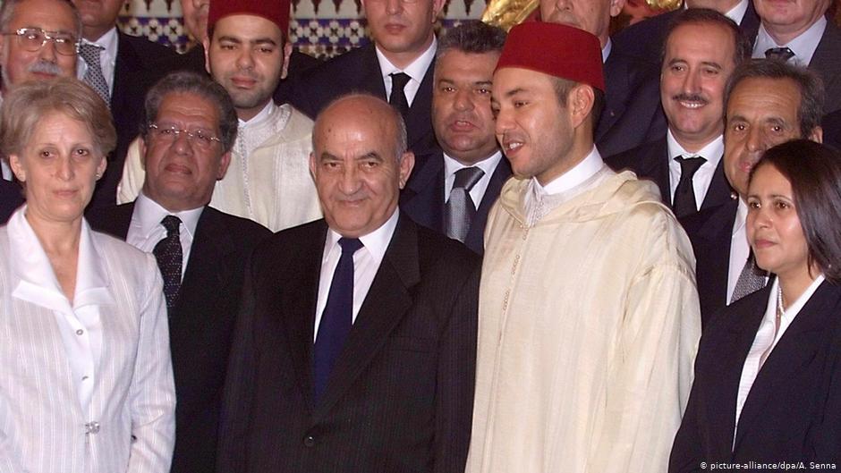 رئيس الوزراء الراحل عبد الرحمان اليوسفي في صورة مع ملك المغرب محمد السادس وأعضاء الحكومة المغربية عام 1999