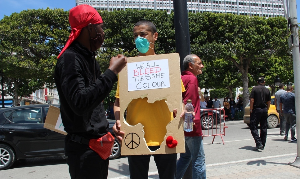 متظاهرون مشاركون في مظاهرة مناهضة للعنصرية في تونس في تاريخ 06 / 06 / 2020. (photo: Alessandra Bajec)