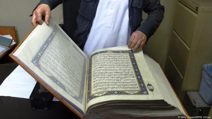 Ein handgemachter Koran mit Seiten aus Seide in der afghanischen Hauptstadt Kabul (Getty Images/AFP/W. Kohsar)
