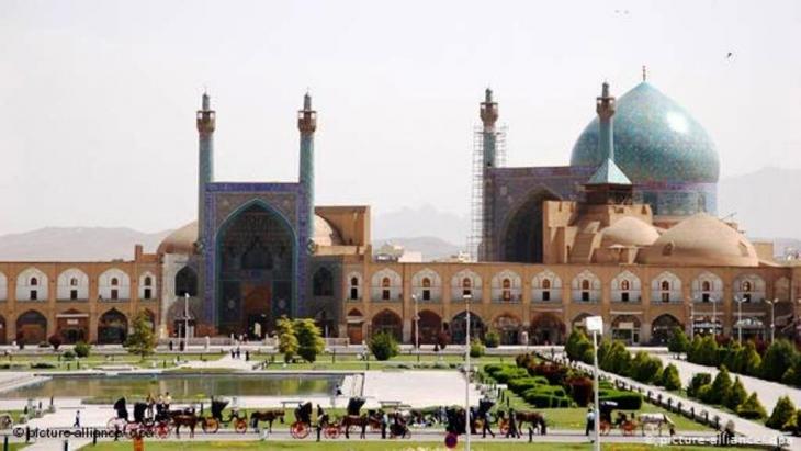 Der alte Königsplatz Meidan-e Imam mit der Imam Moschee in Isfahan (picture-alliance/ dpa)