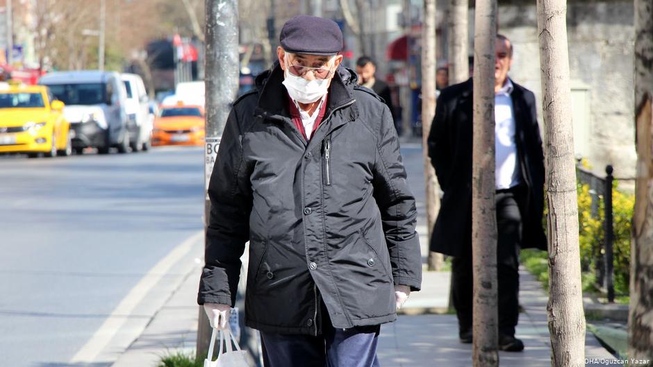رجُل -على وجهه قناع واقٍ من كورونا- يمشي في أحد شوارع اسطنبول - تركيا.